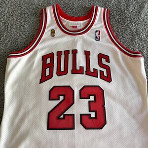 Authentic Mitchell & Ness NBA Chicago Bulls Michael Jordan 96 Finals Jersey 44-L